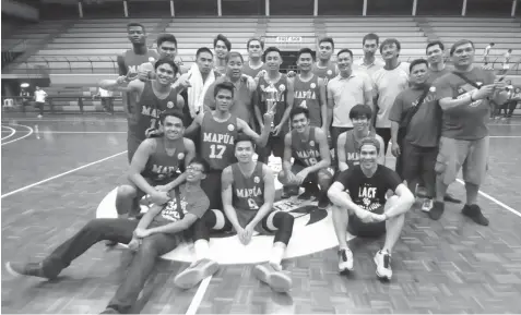  ?? PAUL JUN E. ROSAROSO ?? The MIT Cardinals led by coach Atoy Co pose with their trophy after beating the USC Warriors, 83-80, to snatch the championsh­ip of the 2015 Cebu City Mayor's Cup Invitation­al Basketball Tournament the other night at the USC-Main gym.