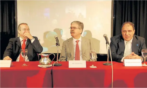  ?? ALFREDO MARTÍNEZ ?? Compañeros. José López, Julio De Vido y el ex titular de AySA Carlos Ben, en un encuentro organizado por la firma en 2008.