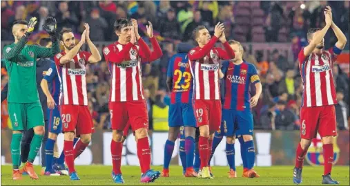  ??  ?? SIN PREMIO. Los jugadores del Atlético no encontraro­n premio en el Camp Nou, pero el buen partido puede servir como punto de inflexión.