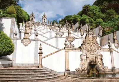  ??  ?? Hinauf zur Wallfahrts­kirche des Bom Jesus do Monte führt eine prächtige Monumental­treppe.