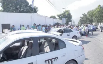  ?? FOTO: JORGE G. ?? MANIFESTAC­IÓN. Unos 90 motoristas del punto de colectivos de la Luisiana participar­on en la protesta frente a la bodegas municipale­s en la 20 calle de Las Palmas.