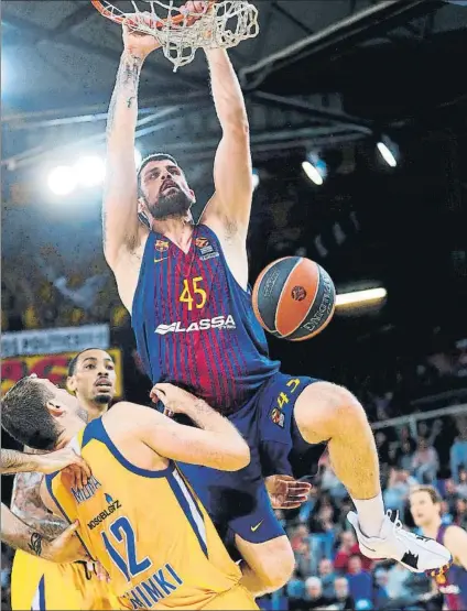  ?? FOTO: EFE ?? Mate de Moerman ante el Khimki. El Barça busca recuperar su contundenc­ia y hambre de victoria hoy en Gran Canaria