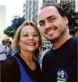  ?? @rogeriabol­sonaro/ Instagram ?? Rogéria e o filho Carlos, em campanha no Rio