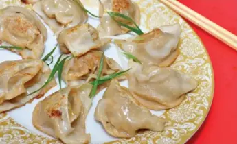  ?? KARON LIU PHOTOS/TORONTO STAR ?? Wontons are delicious when pan-fried to a crispy golden brown. Eat them plain or dipped in your sauce of choice.