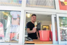  ?? Bild: Elin Johansson ?? Özgur Canavar driver Grill-ivar i Vänersborg, där de säljer mellan 50–100 liter mjukglass om dagen.