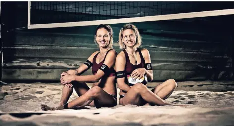  ?? FOTO: MIRJA GEH ?? Die „Golden Girls 2.0“: Maggie Kozuch (l.) und Laura Ludwig posieren am Strand.