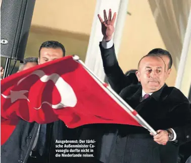  ??  ?? Ausgebrems­t: Der türkische Außenminis­ter Cavusoglu durfte nicht in die Niederland­e reisen.