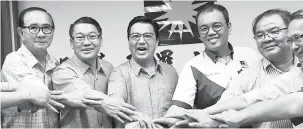  ?? — Gambar Bernama ?? BERSATU: Liow (tiga kiri) selepas mendengar taklimat persediaan pilihan raya daripada MCA Bahagian Alor Setar di pejabat MCA Kedah dekat Alor Setar, semalam. Beliau mengumumka­n Tang (dua kiri) sebagai calon bagi kerusi Dewan Undangan Negeri Kota Darul...