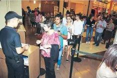  ??  ?? Jóvenes, adultos y personas mayores asistieron a las jornadas de exhibición en Cinemark, City Mall de Tegucigalp­a.