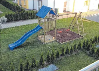  ?? FOTO: PRIVAT ?? Dieser Spielplatz war der Ausgangspu­nkt des Streits. Mittlerwei­le ist das Spielgerät abgebaut, der Nachbarsch­aftsstreit aber längst nicht beendet.