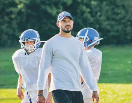  ?? FOTO: ANDERS EKSTRÖM ?? LYHÖRDA. Kyle Green tycker verkligen att spelarna i Sollentuna Stars är intressera­de och vill bli bättre på amerikansk fotboll.