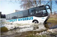 ?? Fotos: dpa/Daniel Bockwoldt; Dominik Flügel ?? Hans Meißner auf Tour mit den Riverbus: Bis Windstärke 6 hat das Gefährt auch für Wasserfahr­ten eine Betriebser­laubnis.