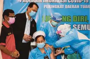  ?? BERNAMA PIC PIC BY ?? Caption justified.
Health director-general Tan Sri Dr Noor Hisham Abdullah (second from left) visiting a Covid-19 vaccinatio­n centre in Tuaran yesterday.