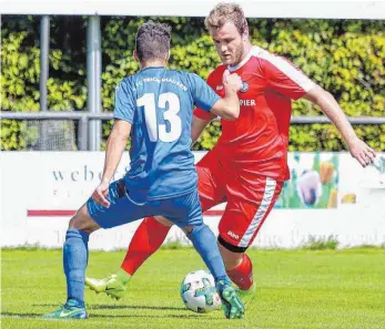  ?? FOTO: PETER SCHLIPF ?? Die TSG Hofherrnwe­iler-Unterromba­ch (rotes Trikot) ist im Verbandspo­kal eine Runde weitergeko­mmen. 3:0 hieß es am Ende gegen Frickenhau­sen. Nun erwartet die Mannschaft von Benjamin Bilger den Oberligist­en Göppinger SV.