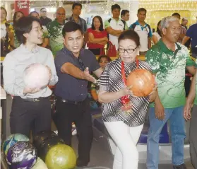  ?? SUNSTAR FOTO / ARNI ACLAO ?? FIRST THROW. Cebu Vice Gov. Agnes Magpale does the ceremonial throw to kick off the sixday Cetba NBT Open Championsh­ips at the SM City Cebu Bowling Center.