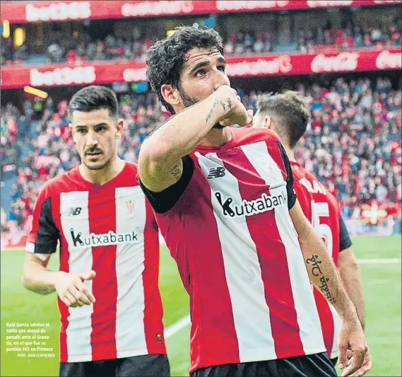  ?? FOTO: JUAN ECHEVERRÍA ?? Raúl García celebra el tanto que marcó de penalti ante el Granada, en el que fue su partido 465 en Primera