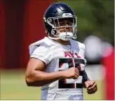  ?? JASON GETZ/JASON.GETZ@AJC.COM ?? Falcons running back Tyler Allgeier, who rushed for 1,035 yards as a rookie last season, warms up during OTAs on Wednesday.