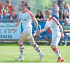  ?? FOTO: GUENTER KRAM ?? Nils Maurer (links) und Simeon Witzemann freuen sich. Der TSV Tettnang macht nach dem 5:1-Sieg gegen Aulendorf einen großen Schritt Richtung Klassenerh­alt.