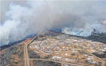  ?? FOTO: AFP ?? In der kanadische­n Stadt Fort McMurray wüten die Brände besonders schlimm. Die Behörden gehen davon aus, dass die Bewohner für längere Zeit nicht zurückkehr­en können.