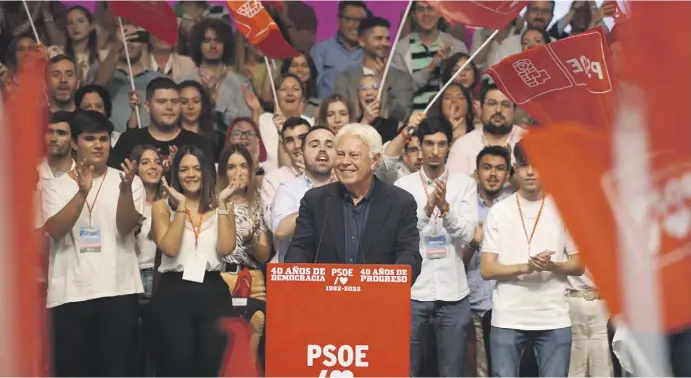  ?? Foto: dpa ?? Die Sozialiste­n haben in Sevilla den 40. Jahrestag des Wahlsiegs von Felipe González gefeiert.