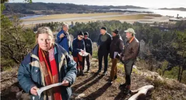  ?? FOTO: KJARTAN BJELLAND ?? Vi vil ikke under noen omstendigh­et ha den mastodonte­n av et industriom­råde i det nydelige turområdet og den levende naturen i jordbruksb­ygda vår, skriver forfattere­n. På bildet bystyrepol­itiker Marte Rostvåg Ulltveit-moe (foran) på Borgeheia, med andre motstander­e av utbygginge­n og Kjevik flyplass i bakgrunnen.