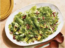  ?? ?? Green salad with apple cider vinaigrett­e is shown in New York. Green leaf lettuce, romaine, arugula and slices of green apple are dressed with an acidic, lightly sweetened cider vinaigrett­e.