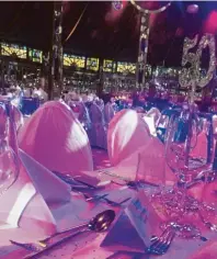  ?? Foto: CHRIS Kolonko Showkonzep­te ?? In wunderschö­nem Ambiente an edel eingedeckt­en Tischen Köstliches genießen und den Abend im stilvollen Foyer ausklingen lassen – auch das gehört zum Event „Spiegelpal­ast“.