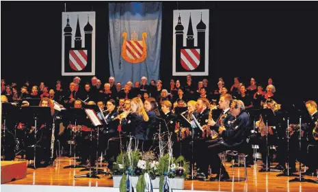  ?? SZ-FOTO: KURT EFINGER ?? Ehinger Stadtkapel­le und Montagscho­r präsentier­ten sich beim Adventskon­zert in der Lindenhall­e.