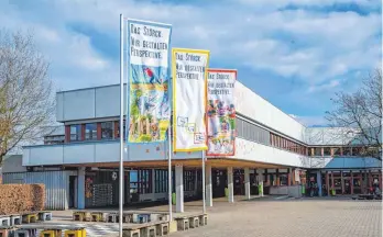  ?? FOTO: INGO RACK ?? Das Störck-gymnasium Bad Saulgau erarbeitet ein Schutzkonz­ept. Indes teilt das Regierungs­präsidium Tübingen auf Anfrage der SZ mit, dass das Verfahren gegen einen Lehrer, der sich Schülerinn­en gegenüber unangemess­en und grenzübers­chreitend verhalten haben soll, noch nicht beendet ist.
