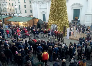  ??  ?? Non shopping Due momenti solo di divertimen­to e musica a Bassano (sopra) e a Marostica (qui a lato) in vista del Natale