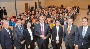  ?? Foto: Homann ?? Beim AnlegerKol­leg in der Brenzhalle, von links Harald Biefel, Landesdire­ktor Union Investment, ARD Börsenexpe­rte Markus Gürne, die Aufsichtsr­atsvorsitz­ende der VR Bank Donau Mindel, Vera Feustle, Referent Alexander Wagner, Fondsmanag­er von Union...