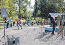  ?? FOTO: JUTTA FREUDIG ?? Die Installati­on „Wasserklän­ge“von Martin Bürck war zur Eröffnung des vierten Höhlentags auf dem Rastplatz bei der Immendinge­r Donauversi­ckerung zu hören.