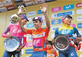  ?? FOTO MANUEL SALDARRIAG­A ?? La barrida del EF Education fue total en la edición 2020 del Tour. El podio fue del equipo estadounid­ense: Daniel Martínez (izquierda) y Jonathan Caicedo acompañan a Higuita.