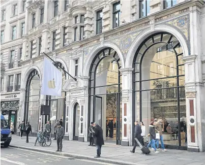  ??  ?? LONDON: Apple’s Regent Street store was targeted yesterday by thieves who took iPhones, iPads and watches