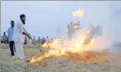  ?? HT PHOTO ?? ■ Stubble being burnt at Fatehpur Bakshiwala village on Bhadson road in Patiala.
