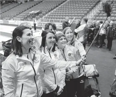  ?? DON HEALY/Leader-Post ?? Jill Officer of Team Manitoba, left, uses a selfie stick to take a team photo during practice rounds
at the 2015 Scotties Tournament of Hearts in Moose Jaw, Friday.