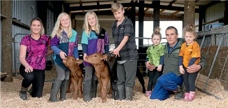  ?? TOM LEE/STUFF ?? A family who has two sets of twins, now have triplet calves when they were born on August 13. Amber and Bella Hunt, 10, Paige and Braye Hunt, 3, and son Ollie Hunt, 9. with parents Karl Hunt and Gina Robinson.