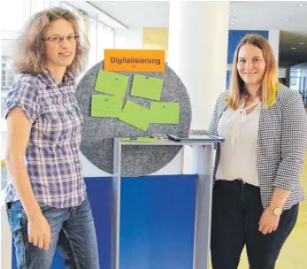  ?? FOTO: PM ?? Digitale Schnittste­llen im Tuttlinger Rathaus: Carla Warnick (links) und Stefanie Ries.