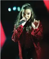  ?? IMAM HUSEIN/JAWA POS ?? HIGHLIGHT: Hailee Steinfeld (foto kiri) dan Craig David tampil all-out di hadapan audiens Indonesian Choice Awards (ICA) 5.0 NET. di Sentul Internatio­nal Convention Center (SICC), Bogor, tadi malam (29/4). Mereka kagum dengan sambutan penggemar di...