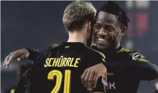  ?? FOTO: DPA ?? André Schürrle (li.) und Michy Batshuayi, Dortmunds Männer des Abends, feiern den Befreiungs­schlag.