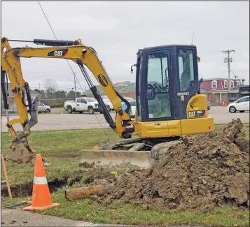  ?? DAVID JACOBS/SDG Newspapers ?? Crews are carrying out gas line work along Seneca Drive in Shelby as shown on Jan. 7. Mid-ohio Pipeline is serving as the contractor on the project involving Columbia Gas of Ohio. The site is near Dowds Elementary School in the Shelby community.