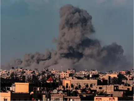  ?? AFP PHOTO ?? RELENTLESS BOMBING
Smoke billows after the Israeli bombardmen­t on Khan Yunis as seen from Rafah in the southern Gaza Strip on Saturday, March 9, 2024.