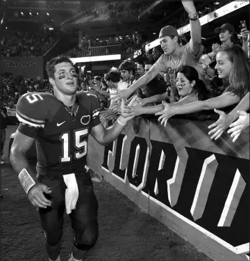  ?? JOHN RAOUX / ASSOCIATED PRESS FILE (2008) ?? Florida quarterbac­k Tim Tebow (15) high-fives fans Oct. 11, 2008, after a game in Gainesvill­e, Fla.