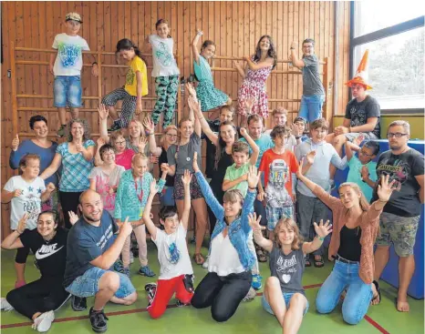  ?? FOTO: BRIGITTE GEISELHART ?? Tolle Stimmung bei allen Beteiligte­n zum Abschluss der zweiwöchig­en Ferienfrei­zeit in der Tannnenhag­schule.