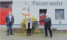  ?? FOTO: PRIVAT ?? Carolin Höhnle (Mitte) von der Sparkassen­versicheru­ng überreicht Bürgermeis­ter Bernd Gombold (links) und Kommandant Wilfried Stroppel eine Wärmebildk­amera im Wert von 1600 Euro für die Arbeit der Feuerwehr.