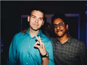  ??  ?? Jack Posobiec avec Ali Akbar, du site pro-Trump Breitbart, lors de la soirée Cinco de Milo – pour troller le Cinco de Mayo, la fête nationale mexicaine, organisée le 5 mai par un autre troll, Milo Yiannopoul­os