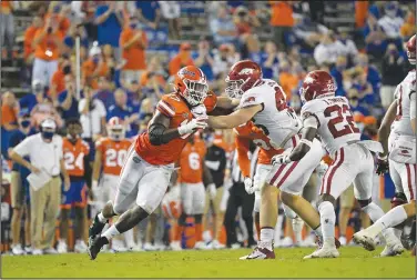  ?? Associated Press ?? Blocking: Florida defensive lineman Zachary Carter (17) works against Arkansas tight end Nathan Bax (46) during the second half of an NCAA college football game last month in Gainesvill­e, Fla.