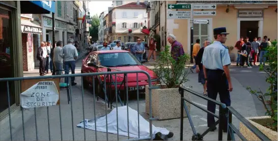  ?? (Photo Richard Barsotti) ?? Ce matin du  septembre, autour de la place de la Convention, plus d’une dizaine de cadavres jonchent les trottoirs et les rues. Durant  minutes, le meurtrier a tué au hasard des rencontres un enfant, des retraités, un père de famille.