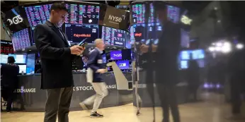  ?? ?? ▲Traders work on the floor at the New York Stock Exchange (NYSE) in New York City, U.S.