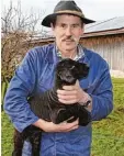  ??  ?? Robert Huber aus Winzer war Wander schäfer. Jetzt sind die Schafe sein Hobby.